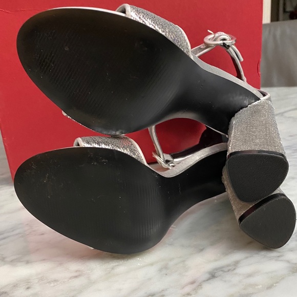 KENDALL & KYLIE GISELLE 11 SEQUIN DRESS SANDAL - Picture 6 of 7